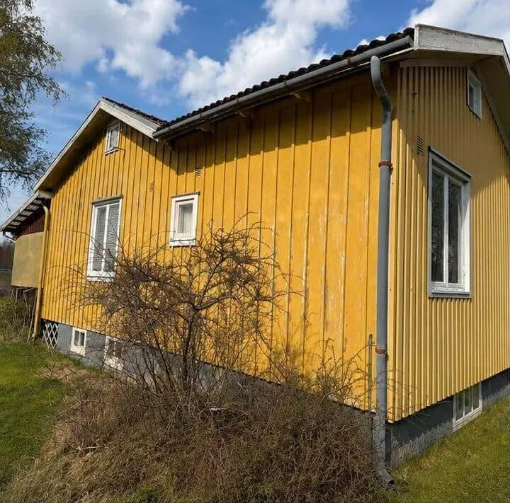 Fra gul til hvid træhusfacade – før