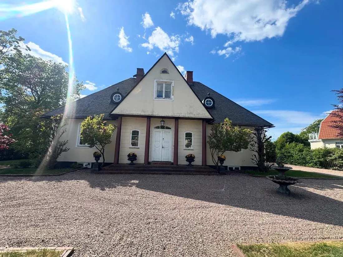Villa med nymalet facade – før