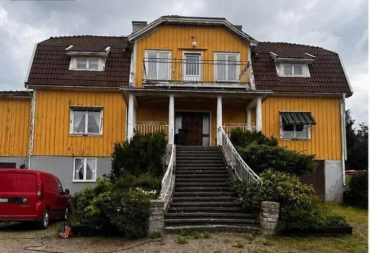 Gul træhusvilla med trappe – før