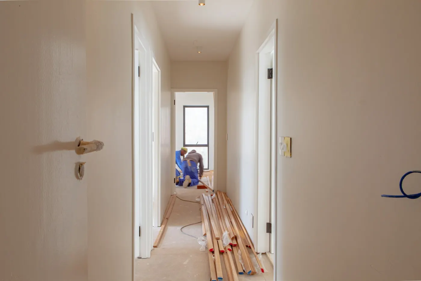 Hantverkare arbetar i en ljus hall under renovering