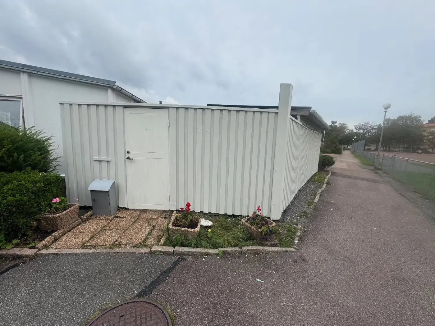 Nymålat vitt plank efter målning och reparation