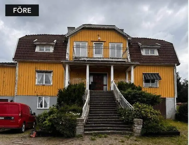 Gult villa med fuktskadad och flagnande fasad före renovering
