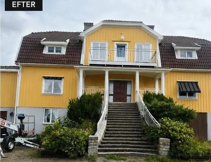 Samma gula villa efter fasadrenovering med ny, enhetlig yta