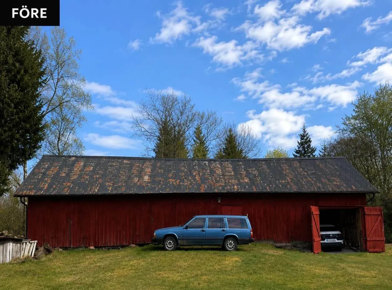 Rött uthus med slitet, missfärgat tak före takmålning